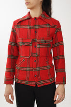 Load image into Gallery viewer, Veste vintage en laine Fait au Canada tartan rouge et vert pour femme taille S
