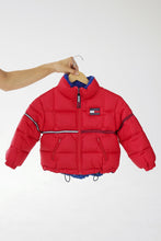 Load image into Gallery viewer, Manteau puffer Tommy Hilfiger rouge pour enfant taille 4 ans

