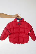 Load image into Gallery viewer, Manteau puffer Tommy Hilfiger rouge pour enfant taille 4 ans
