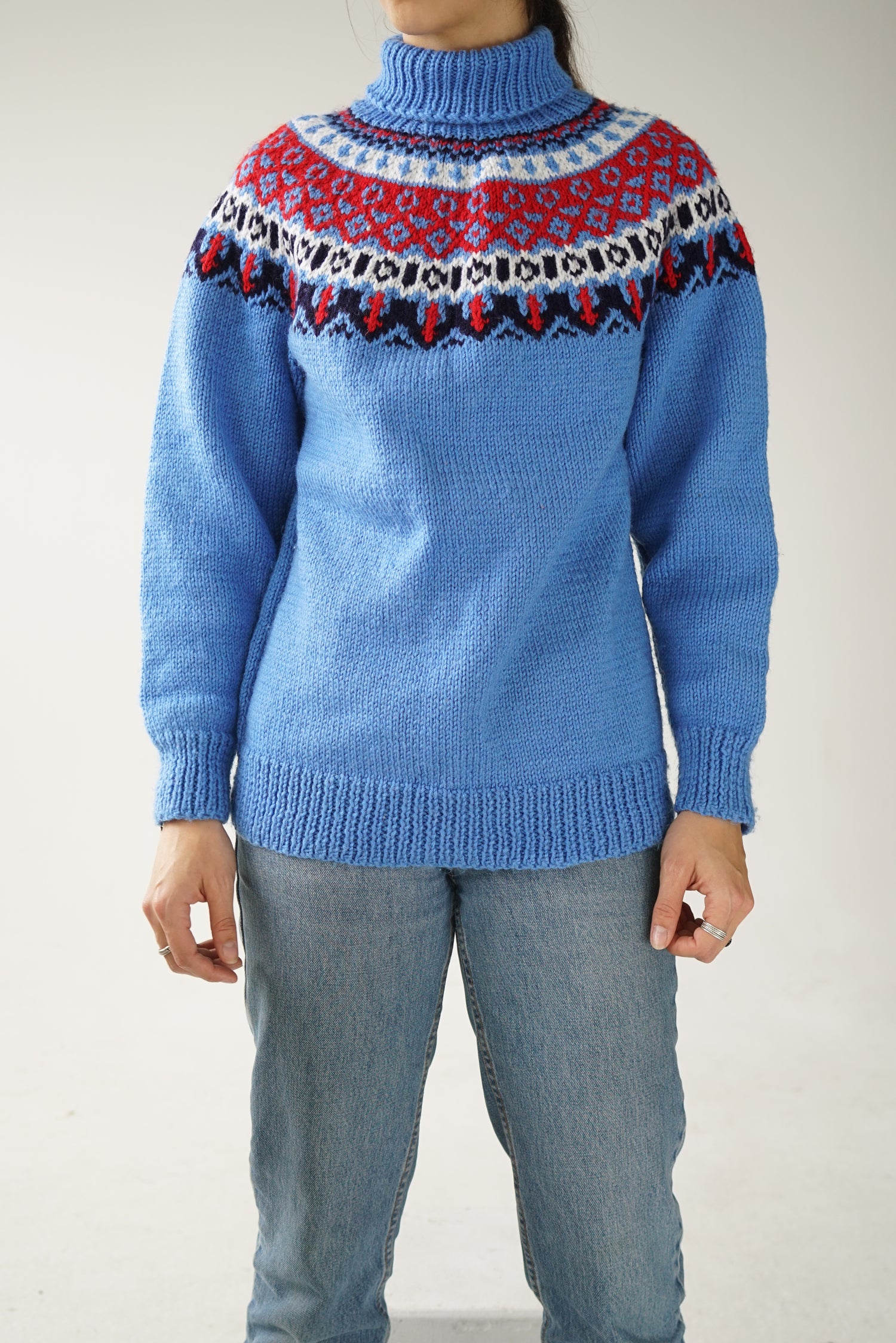 Tricot col roulé fait à la main S-M