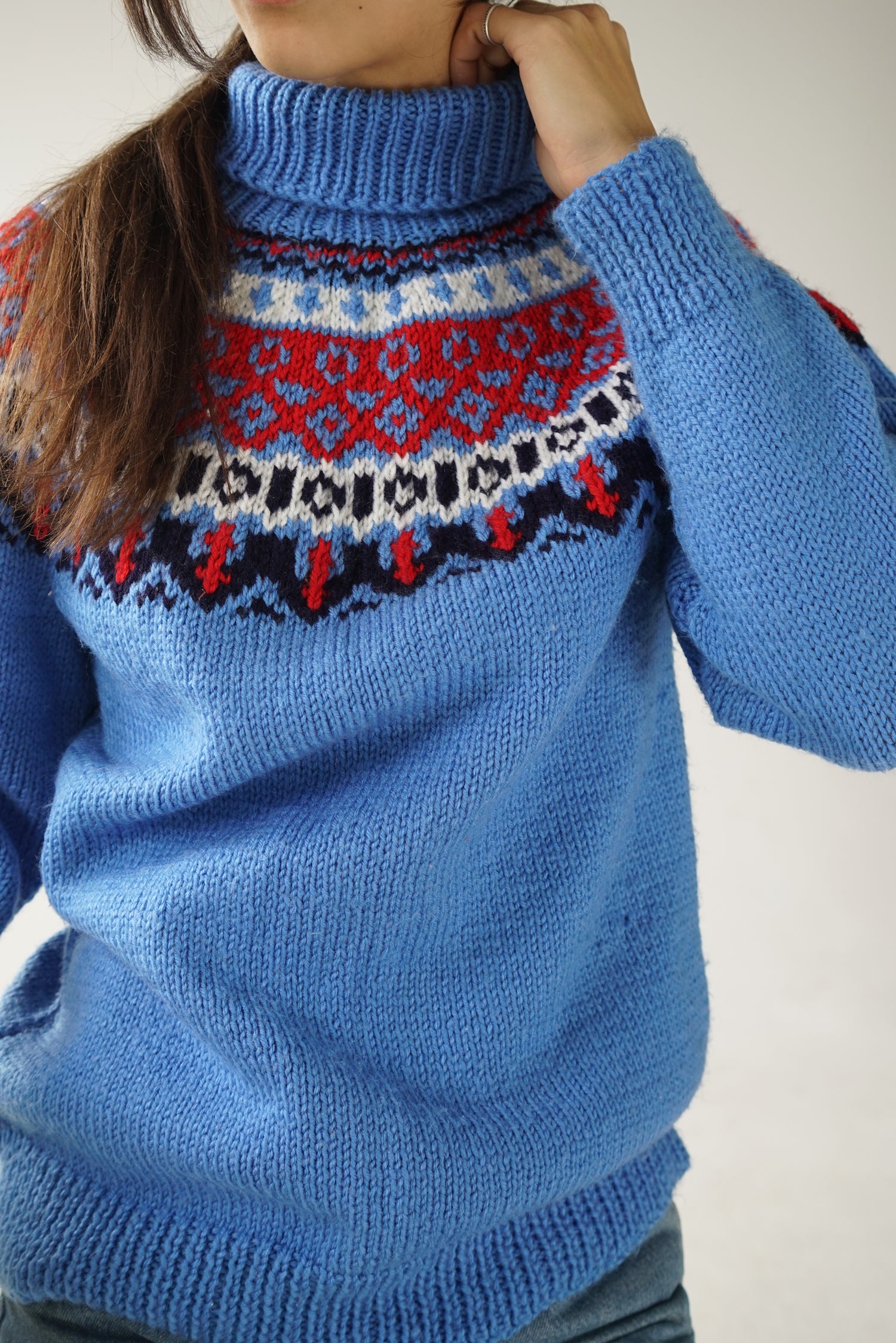 Tricot col roulé fait à la main S-M