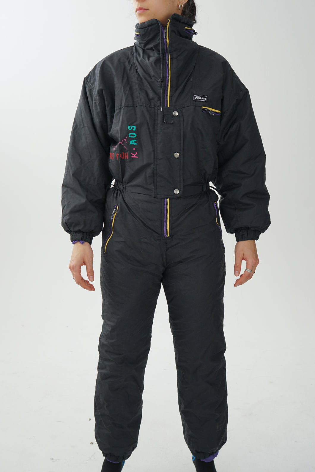 One piece vintage Kaos ski suit, snow suit noir avec mauve et jaune unisex taille 7-8 (XS-S)