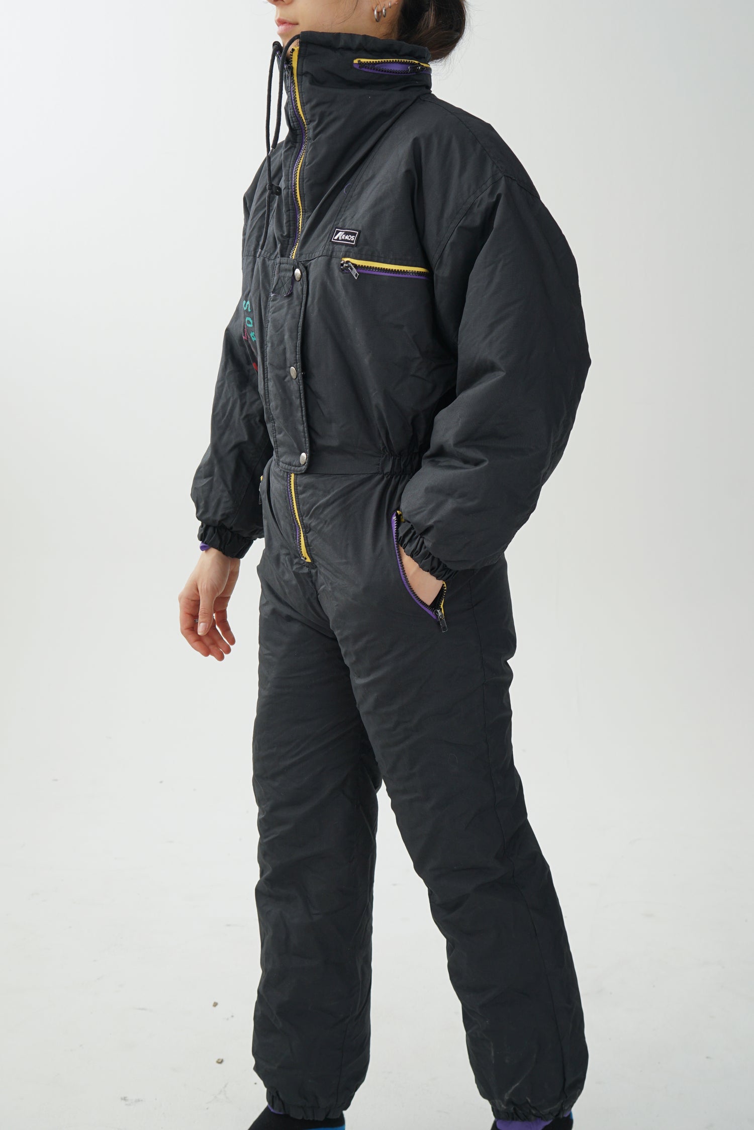 One piece vintage Kaos ski suit, snow suit noir avec mauve et jaune unisex taille 7-8 (XS-S)