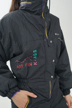 Load image into Gallery viewer, One piece vintage Kaos ski suit, snow suit noir avec mauve et jaune unisex taille 7-8 (XS-S)
