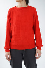 Charger l&#39;image dans la galerie, Chandail en tricot rouge fait à la main pour femme taille S
