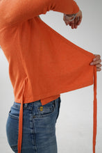 Load image into Gallery viewer, Tricobel cache-coeur en cachemire ajusté orange S-M
