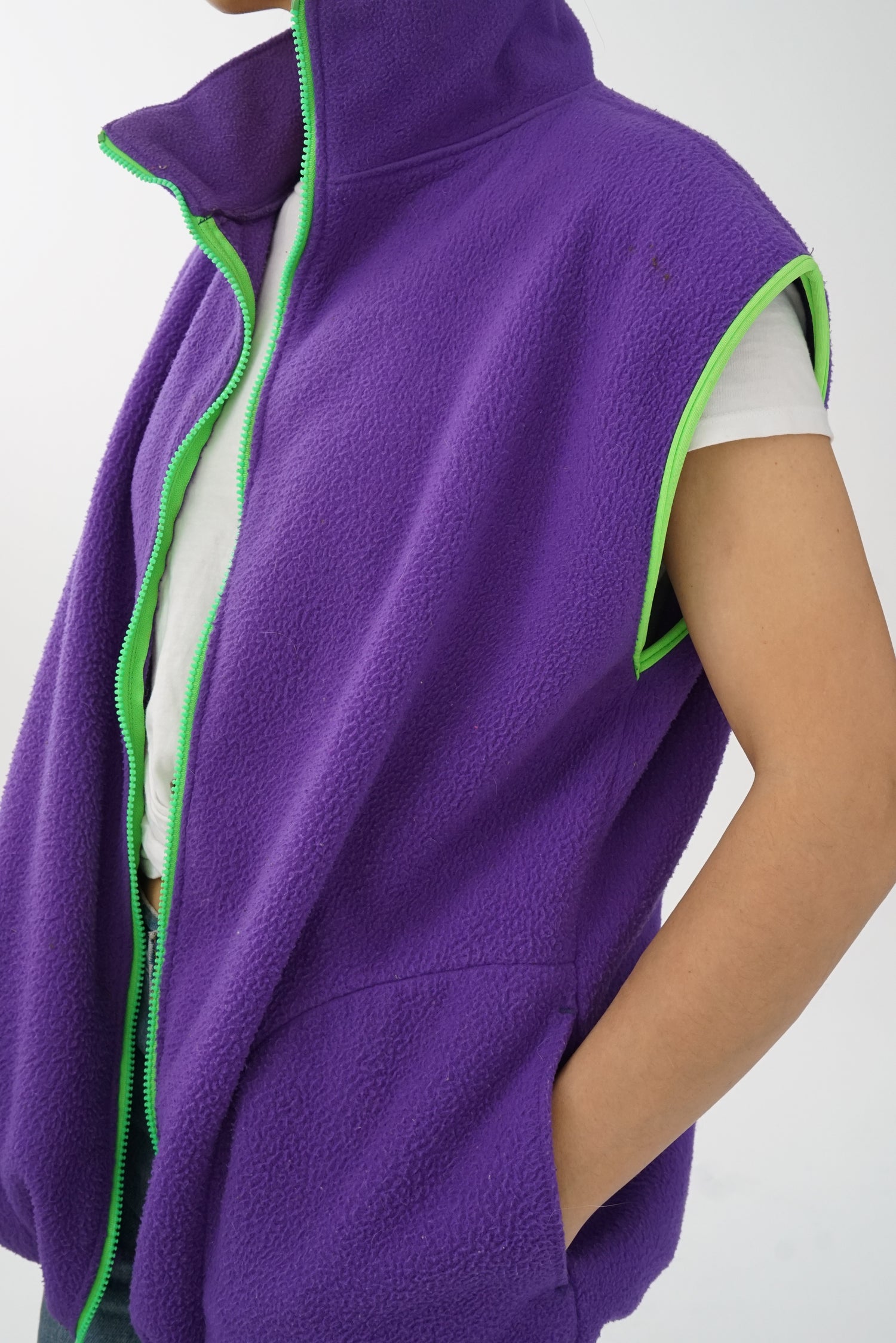 Veste sans manche en polar mauve et vert fluo taille L