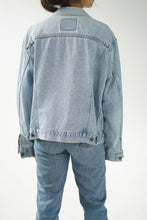 Load image into Gallery viewer, Levis jeans jacket size small
