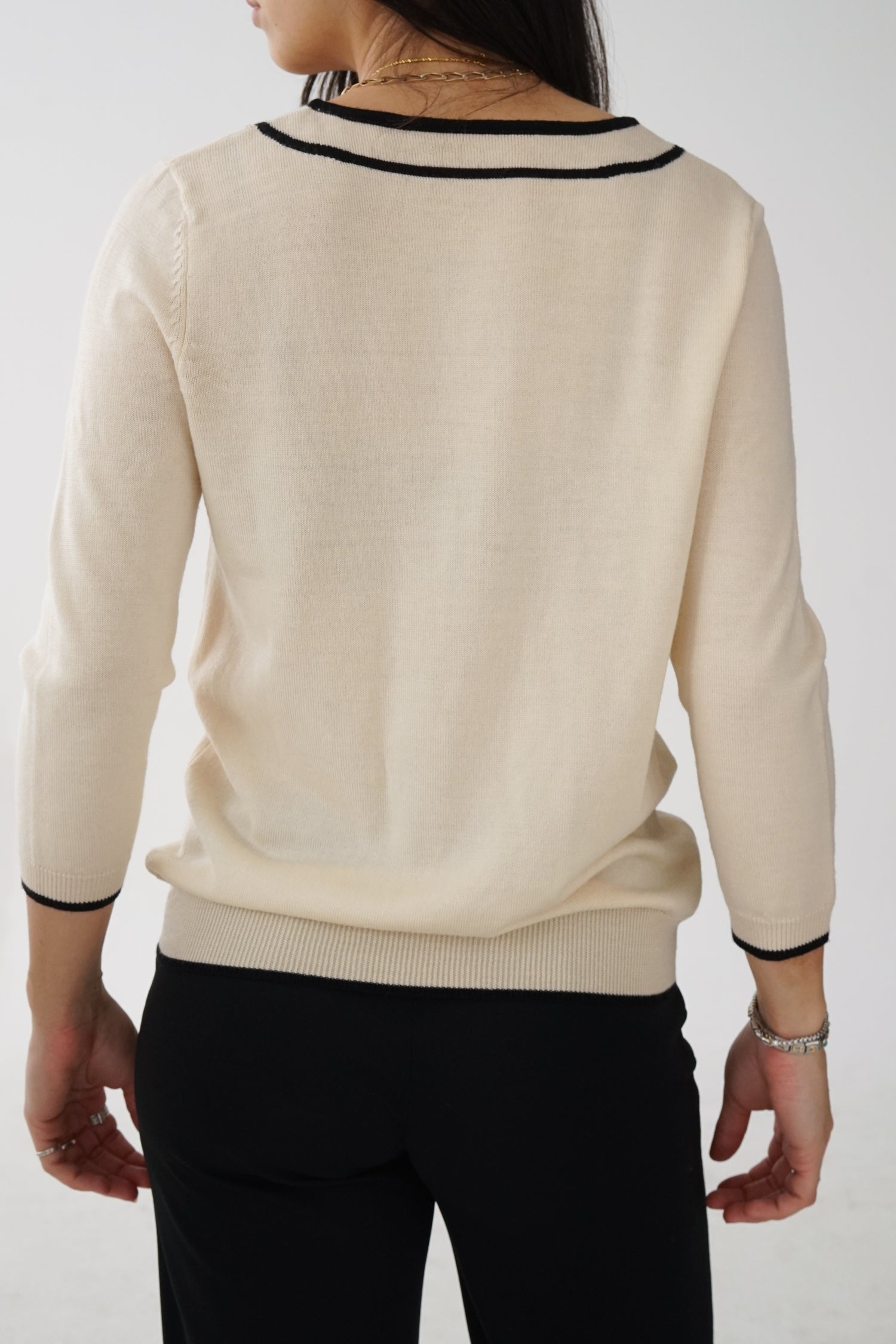 Chandail en laine de mérinos off white doux avec détails/col noirs pour femme taille M