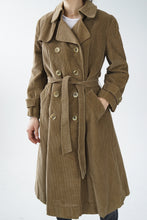 Charger l&#39;image dans la galerie, Trench coat vintage Aquascutum en corduroy avec doublure en laine pour femme taille S
