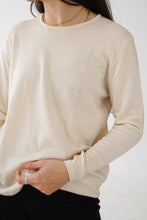 Charger l&#39;image dans la galerie, Chandail 100% laine mérinos doux Giordano Italy (fait en Italie) beige pour femme taille S-M
