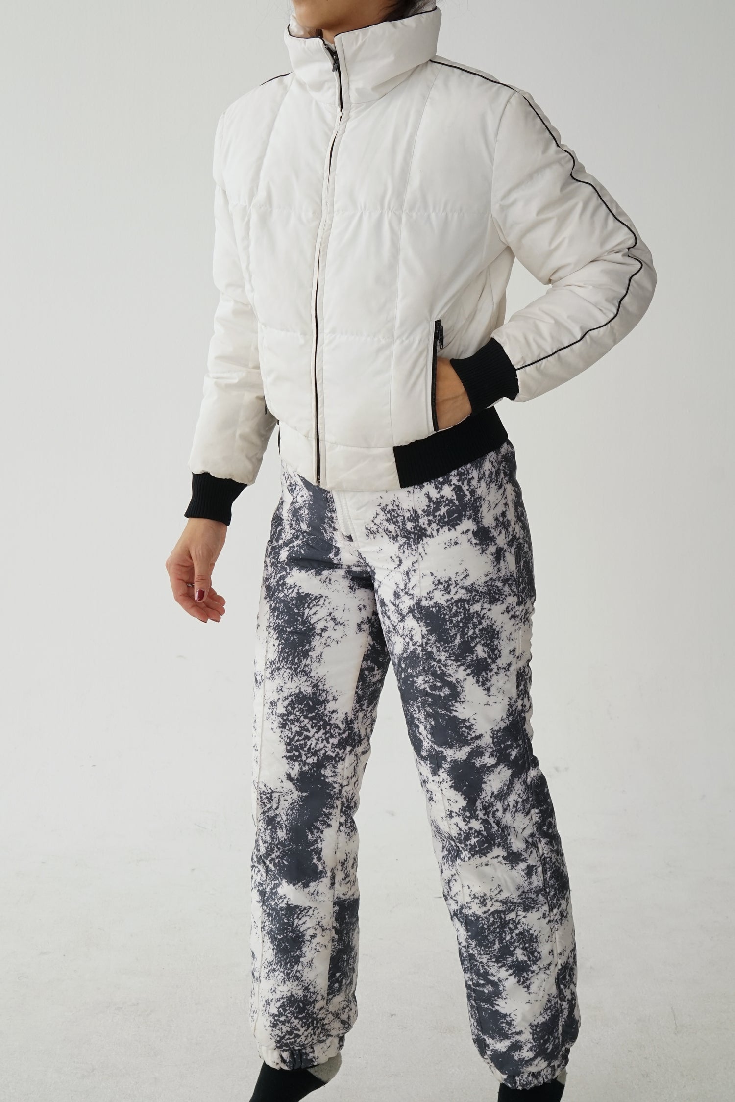 Habit de ski deux pièces Daniel S Reid fait au Canada, snow suit avec manteau et chapeau assorti en duvet blanc pour femme taille 10 (S)