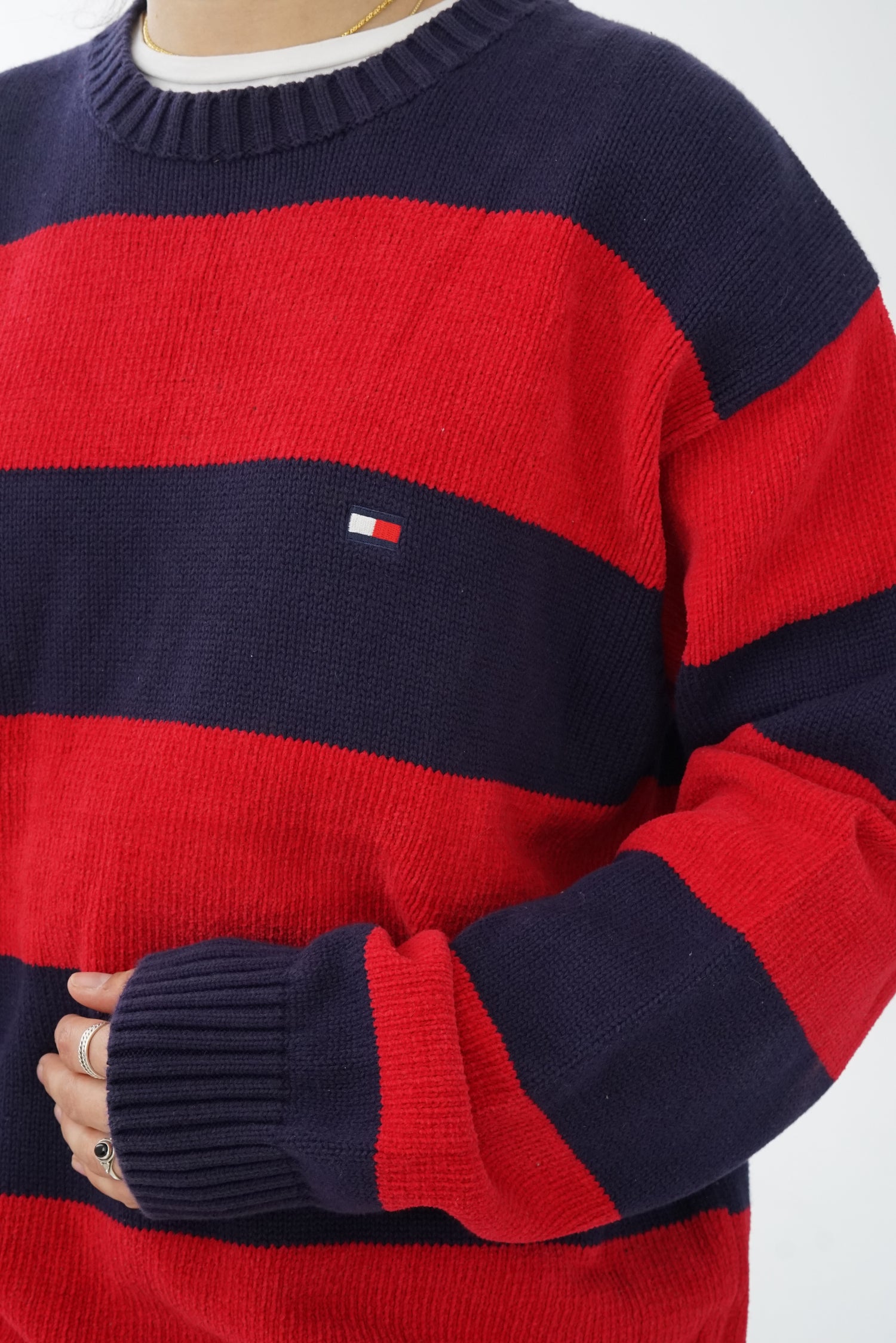 Chandail crewneck vintage Tommy Hilfiger ligné rouge et bleu pour homme taille L