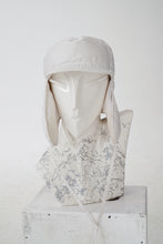 Load image into Gallery viewer, Habit de ski deux pièces Daniel S Reid fait au Canada, snow suit avec manteau et chapeau assorti en duvet blanc pour femme taille 10 (S)
