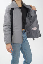 Charger l&#39;image dans la galerie, Manteau vintage 70s Skyr gris avec ligne noir unisex taille M
