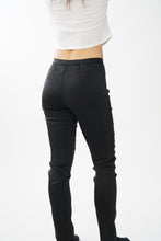 Load image into Gallery viewer, Pantalon satin noir mince vintage Guess 2000 pour femme taille 26
