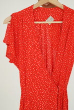 Load image into Gallery viewer, Robe cache cœur vintage rouge à pois pour femme taille S
