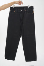 Load image into Gallery viewer, Jeans Levis noir 550 boot cut taille 36x32
