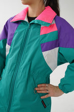 Charger l&#39;image dans la galerie, Ensemble de ski mince rétro Action ll vert avec accent rose fluo, mauve et blanc pour femme taille 8 (XS-S)
