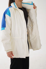 Load image into Gallery viewer, Manteau rétro Joff comme neuf blanc avec accent bleu unisexe taille 42 (M-L)
