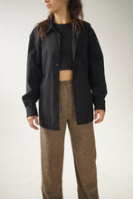 Charger l&#39;image dans la galerie, Chemise/veste en simili suède noir médium femme

