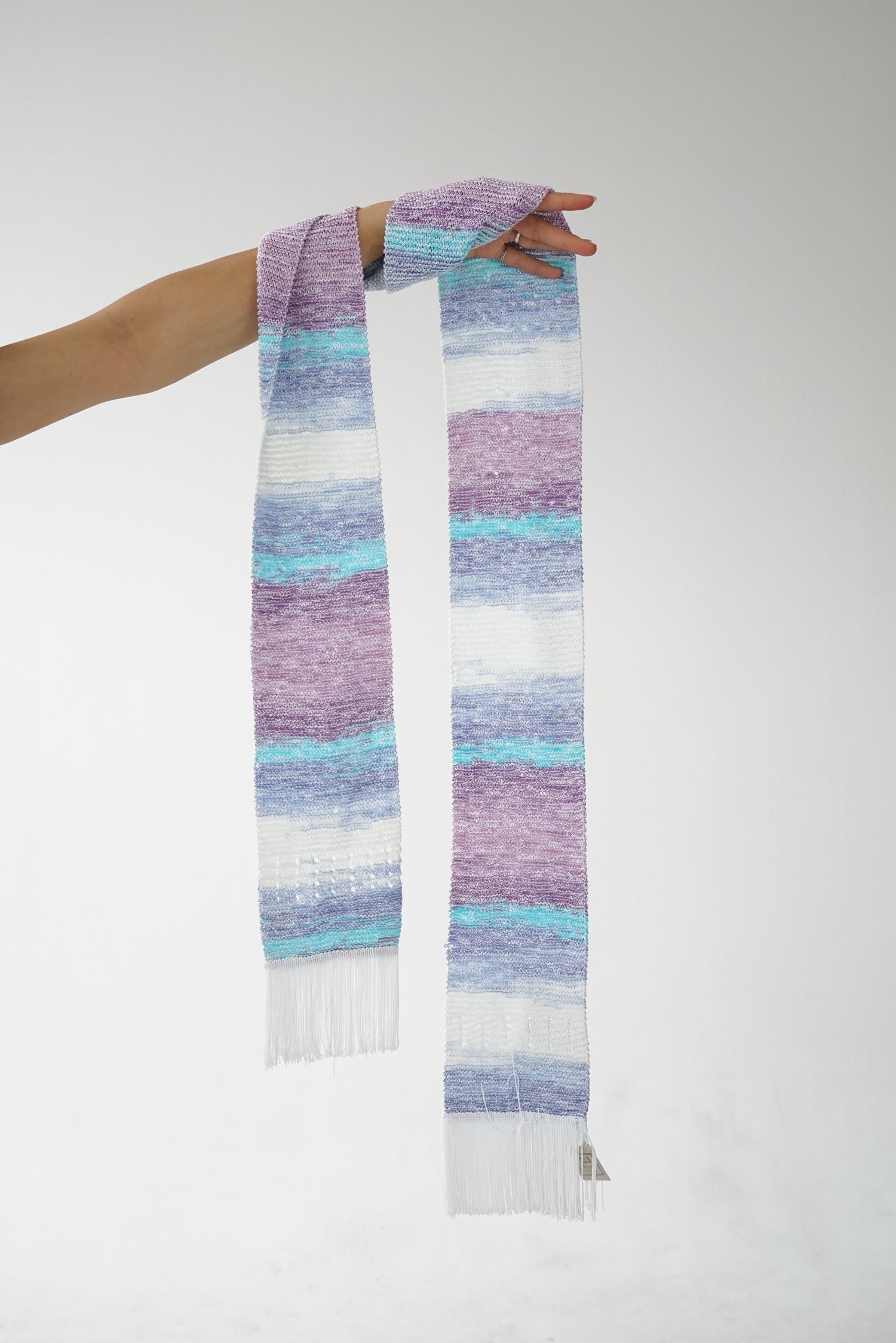 Foulard en tricot bleu blanc lila avec frange
