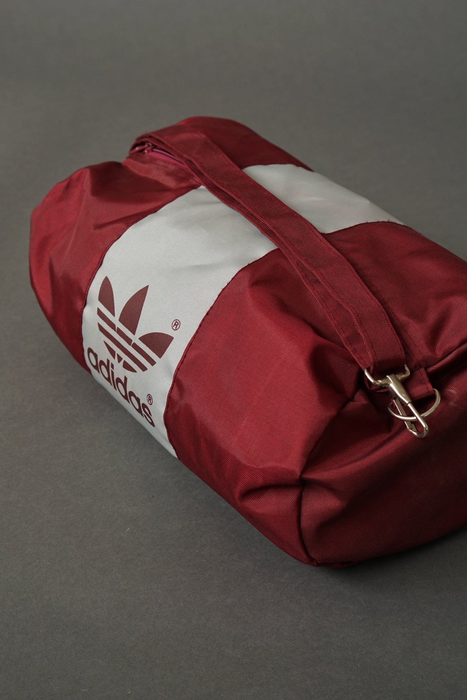 Sac Adidas vintage cylindrique rouge vin