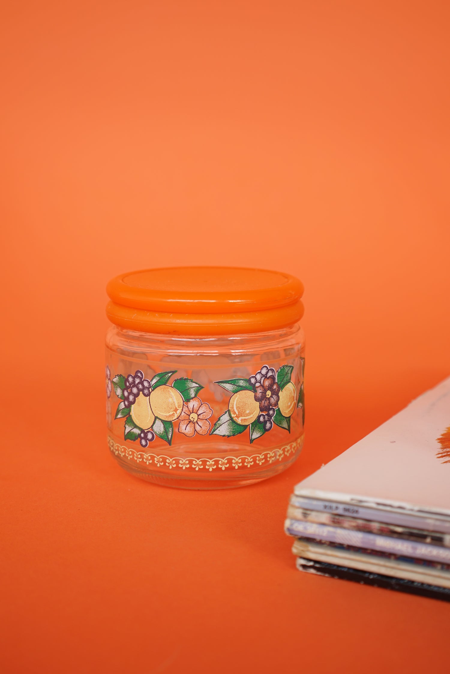 Petit contenant vintage entre vitre orange