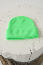 Load image into Gallery viewer, Tuque classique vert fluo taille M

