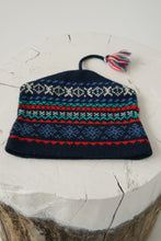 Load image into Gallery viewer, Tuque vintage en laine bleu foncé avec motifs taille S-M
