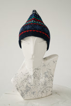Load image into Gallery viewer, Tuque vintage en laine bleu foncé avec motifs taille S-M
