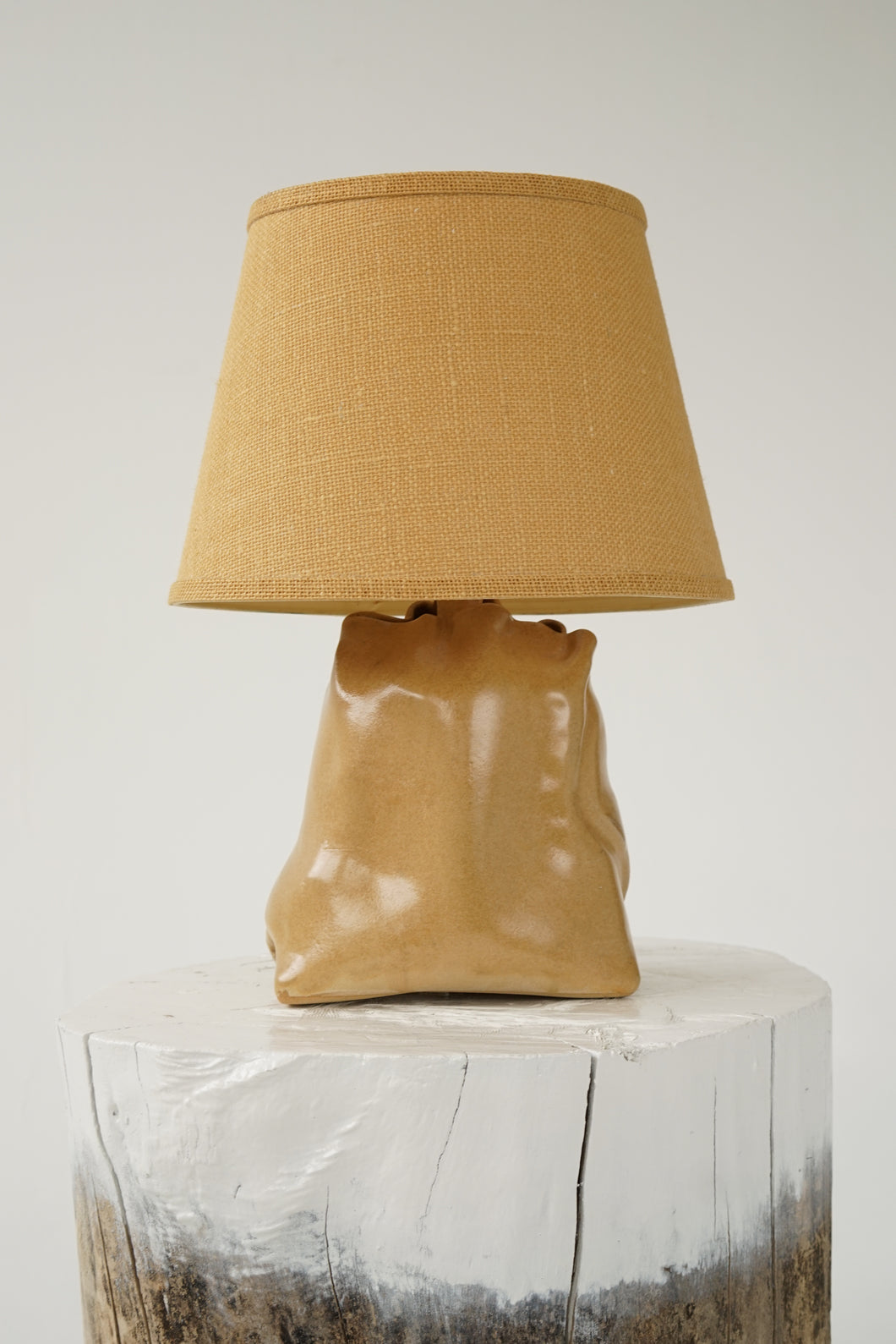 Lampe en céramique beige avec abajour en jute faite à la main