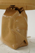 Load image into Gallery viewer, Lampe en céramique beige avec abajour en jute faite à la main
