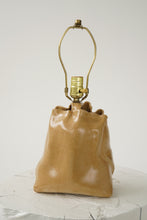 Load image into Gallery viewer, Lampe en céramique beige avec abajour en jute faite à la main
