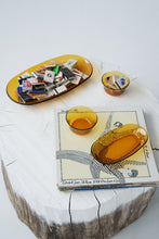 Load image into Gallery viewer, Ensemble de service en verre dépression ambré, bols et assiettes vintage

