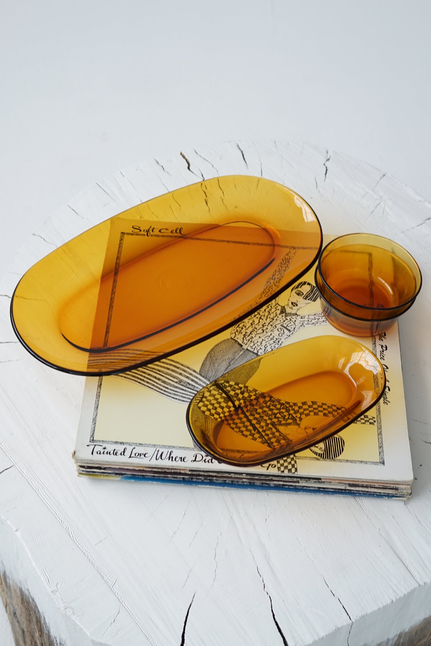 Ensemble de service en verre dépression ambré, bols et assiettes vintage