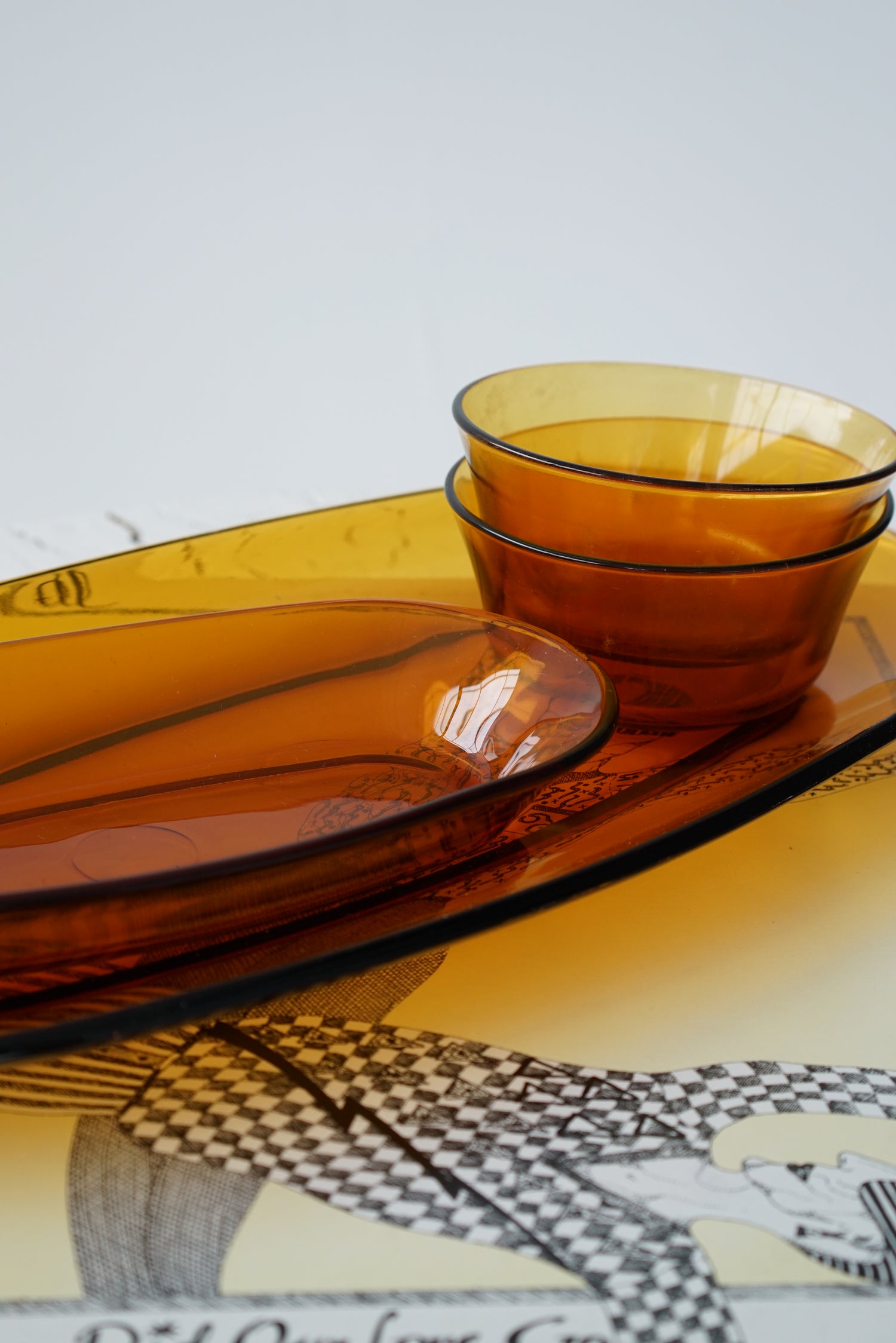 Ensemble de service en verre dépression ambré, bols et assiettes vintage