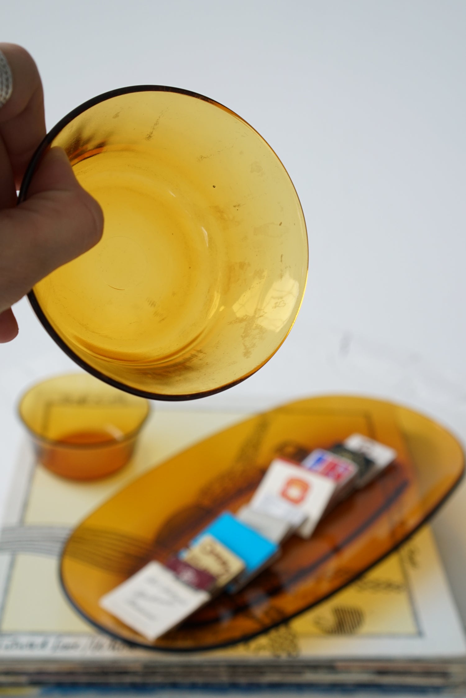 Ensemble de service en verre dépression ambré, petits bols et assiette vintage