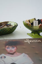 Charger l&#39;image dans la galerie, Ensemble de présentation vintage en verre dépression vert, panier et bol sur pied
