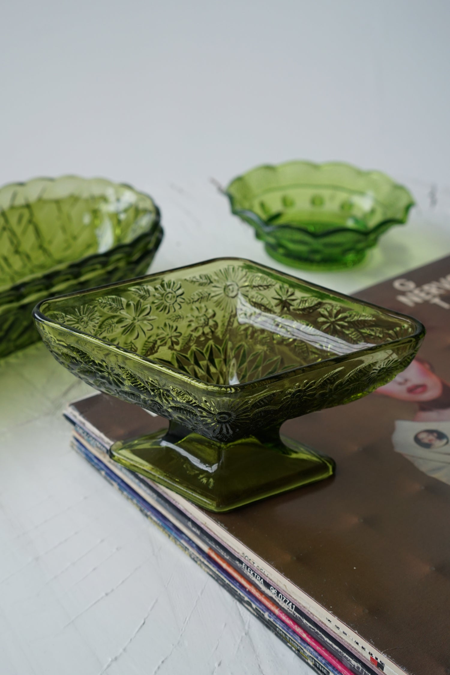 Ensemble de présentation vintage en verre dépression vert, panier et bol sur pied