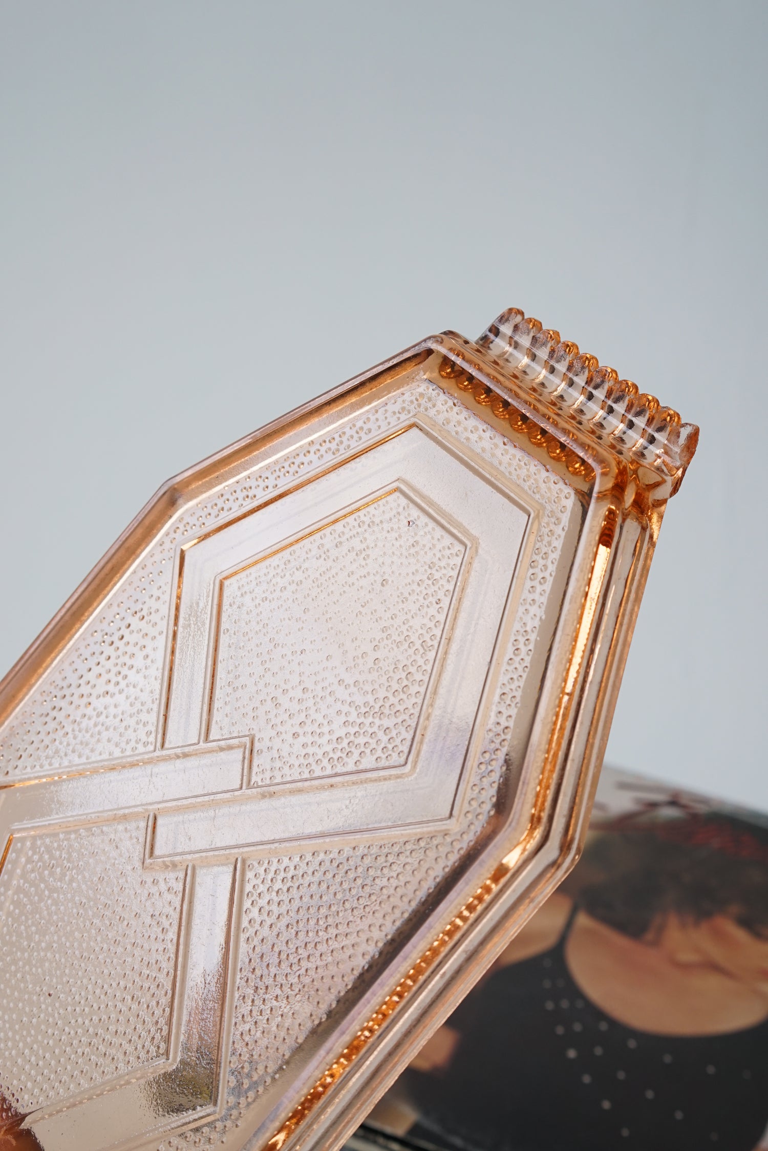 Assiette de présentation vintage en verre dépression rose