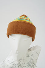 Load image into Gallery viewer, Tuque vintage en pure laine vierge brune avec lignes jaunes et turquoises
