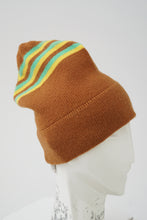 Load image into Gallery viewer, Tuque vintage en pure laine vierge brune avec lignes jaunes et turquoises
