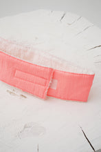 Load image into Gallery viewer, Bandeau à velcro intérieur en serviette rose/orange fluo
