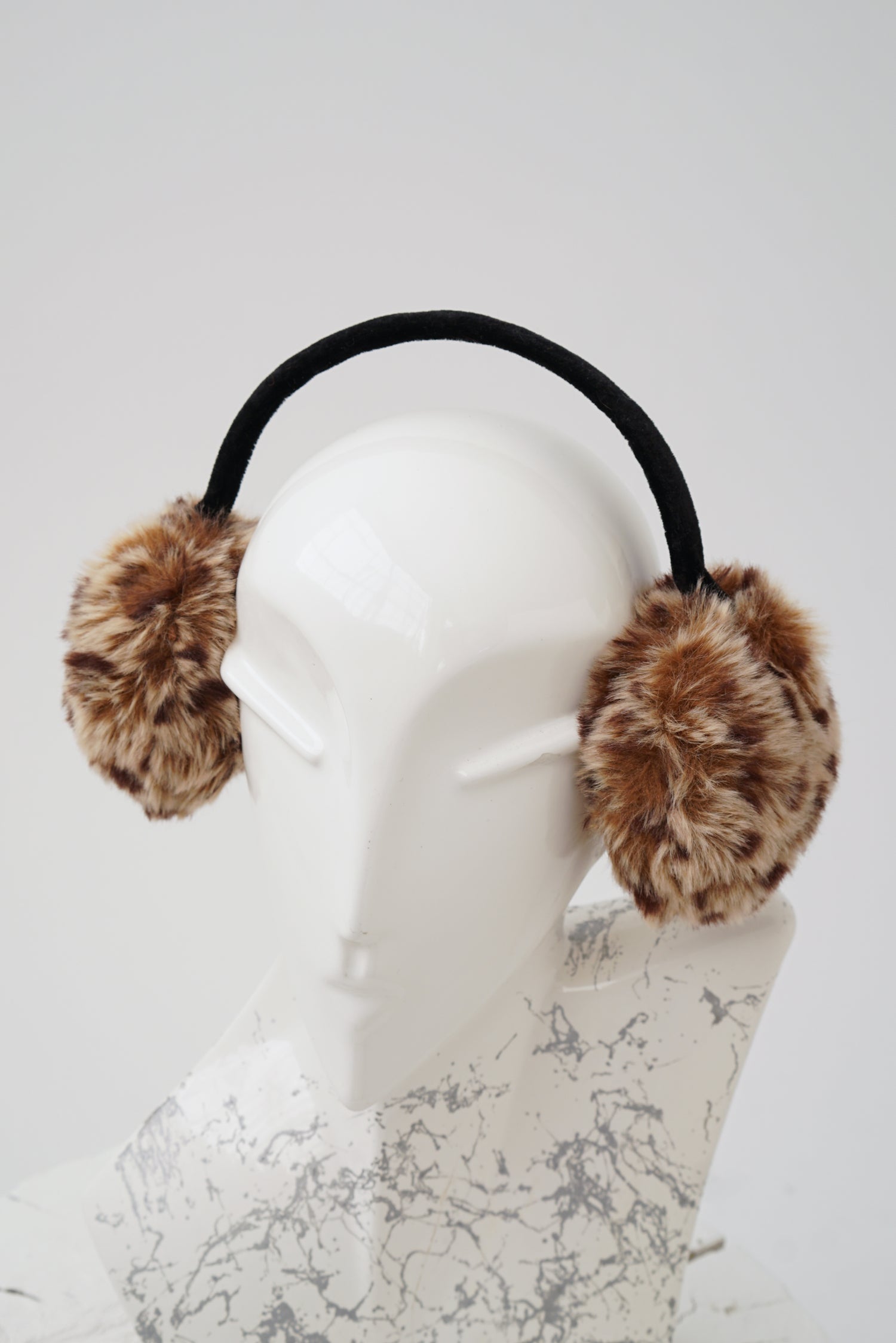 Cache oreille en fausse fourrure léopard