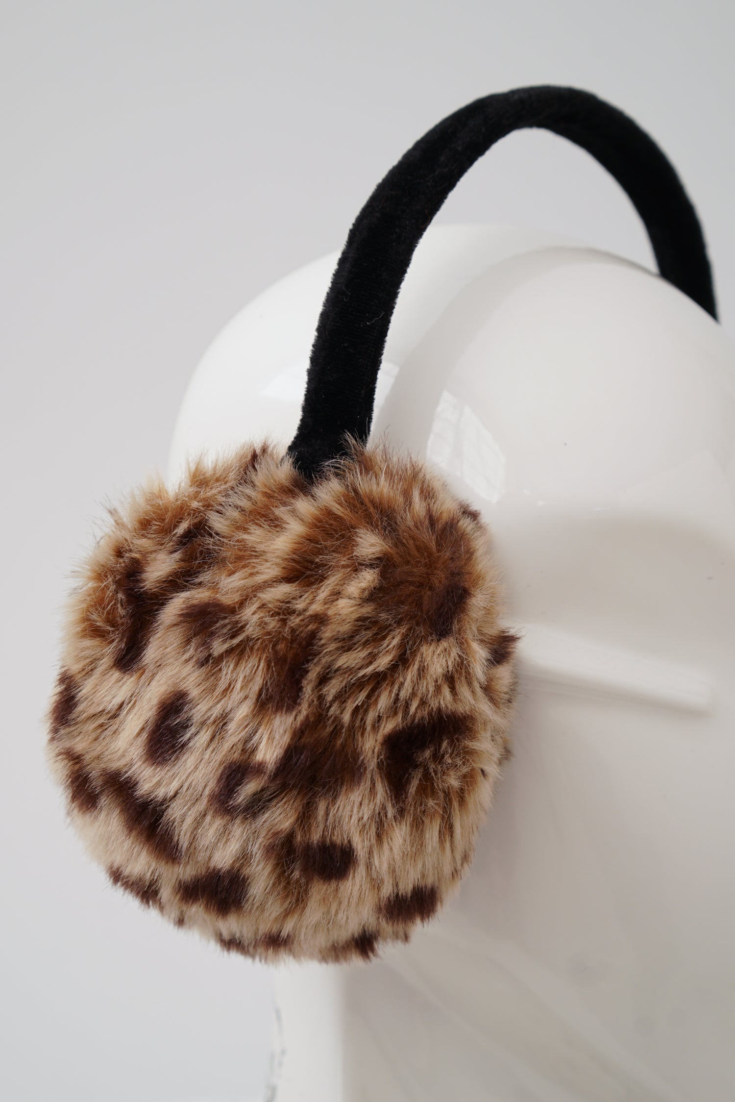 Cache oreille en fausse fourrure léopard