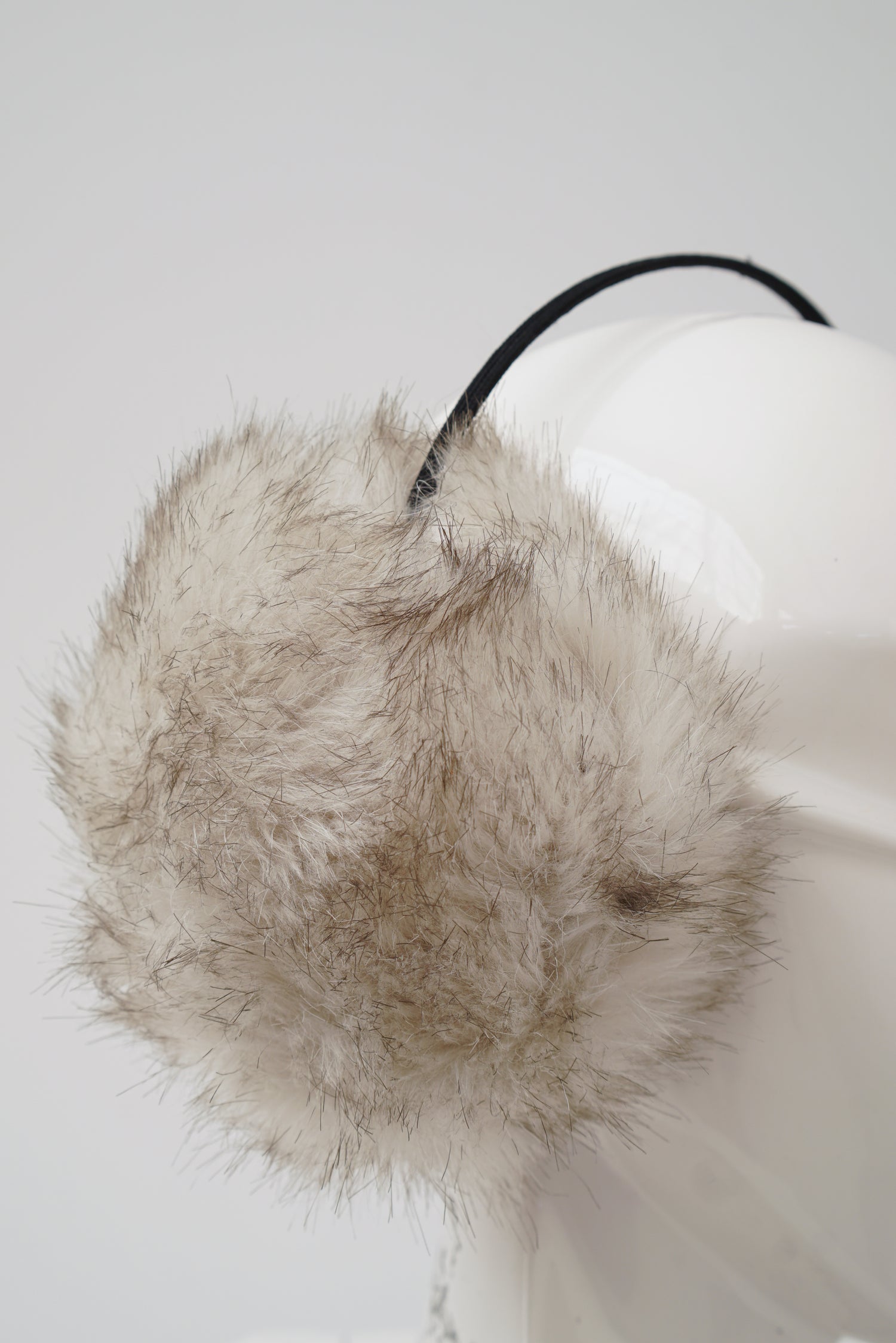 Cache oreille en fausse fourrure blanche