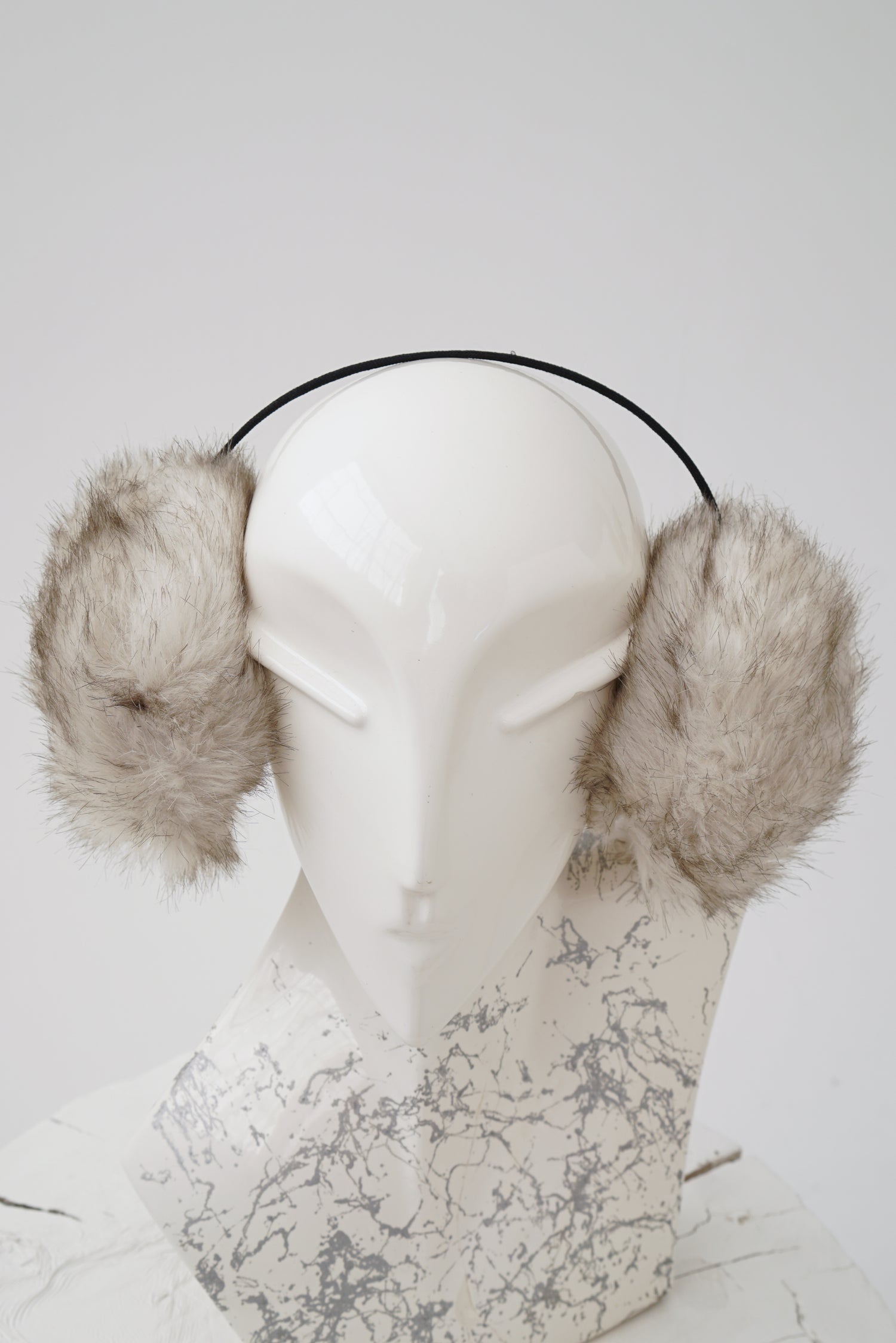 Cache oreille en fausse fourrure blanche