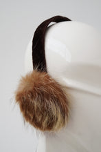 Charger l&#39;image dans la galerie, Cache oreille en fourrure à anse en velour brun O/S upcycled
