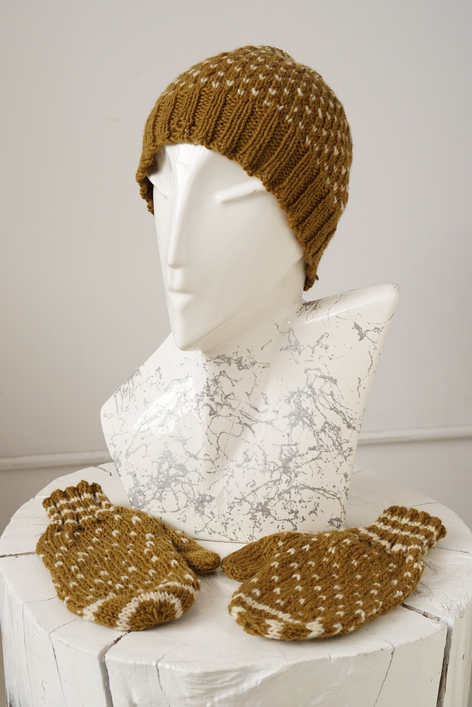 Ensemble tuque et mitaines en tricot vintage kaki et blanc jamais porté